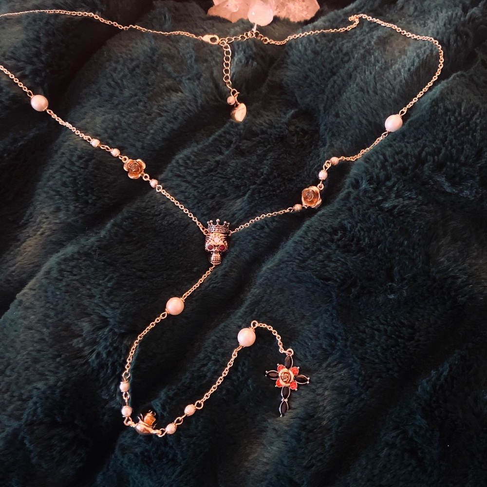 🖤BETSEY JOHNSON “ROCKIN ROSES” ROSARY NECKLACE❤️